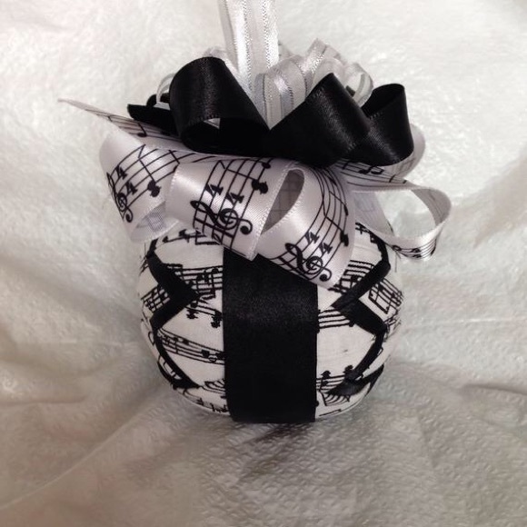 Music Lover quilted Christmas ornament - Picture 2 of 3